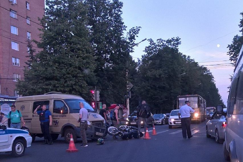 В центре Железногорска инкассаторская машина сбила мотоциклиста