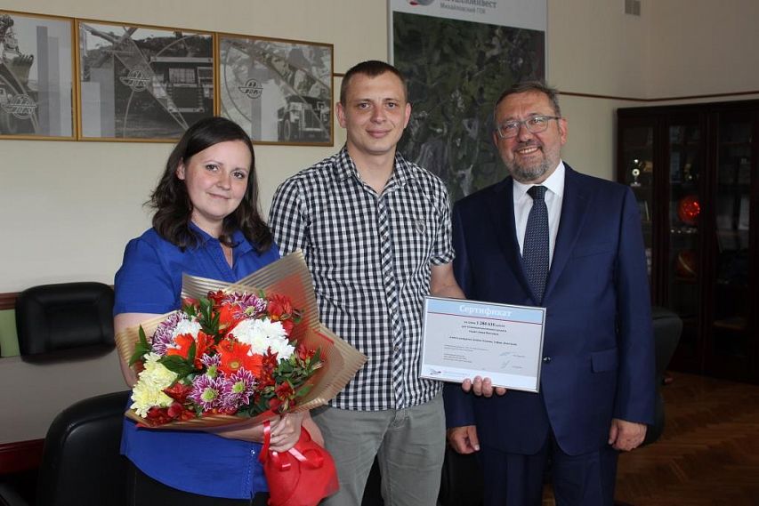 Железногорская семья, в которой родилась тройня, получила денежный сертификат