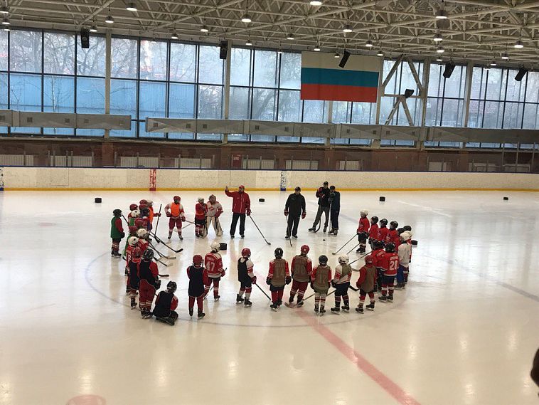 Юные железногорские хоккеисты побывали на мастер-классе у тренера столичного «Спартака»