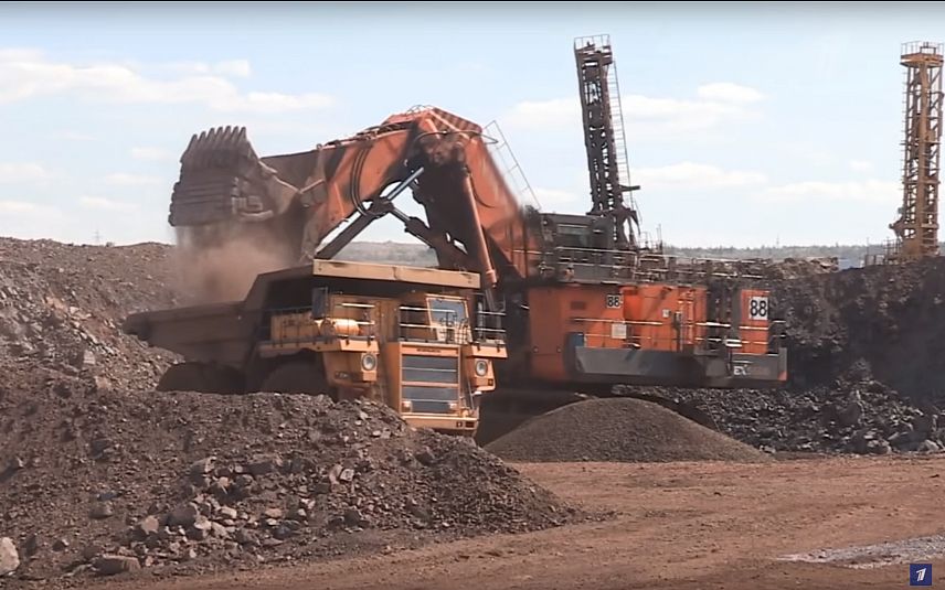 Первый канал рассказал о добыче железной руды в карьере Михайловского ГОКа