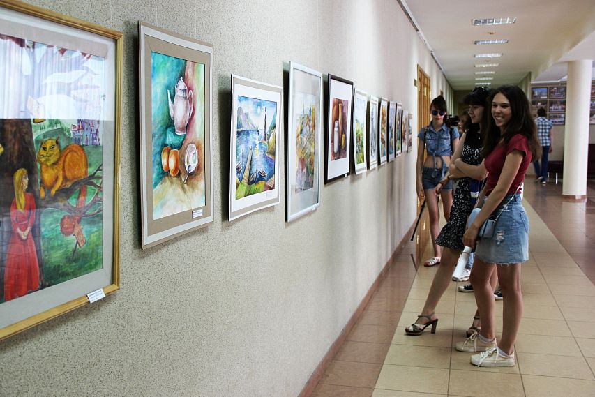 Красота в картинах: во Дворце культуры открылась новая выставка 