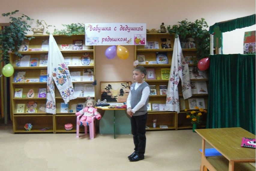 Железногорские школьники поздравили бабушек и дедушек с Днем пожилого человека