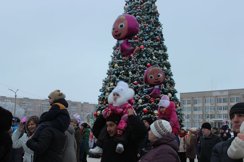 Железногорцы открыли главную новогоднюю елку города