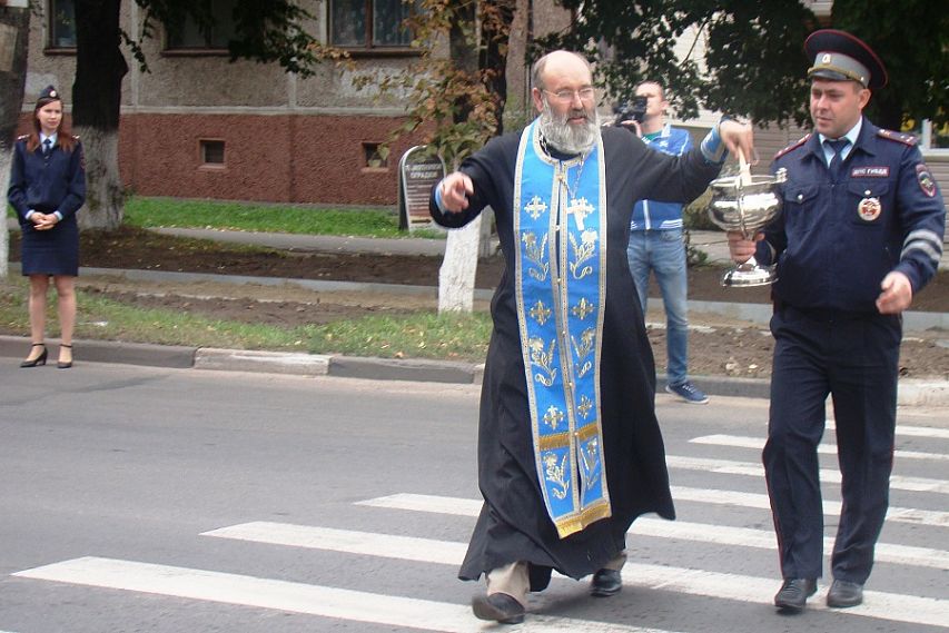 Железногорский священнослужитель освятил проблемные участки дороги