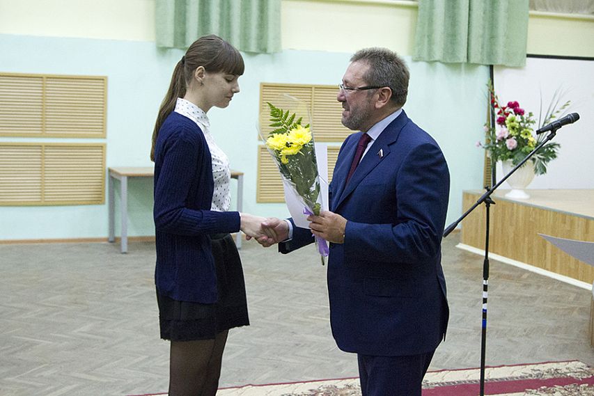 В Железногорске вручили премии учителям и студентам