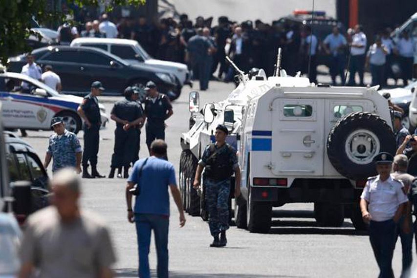 В Ереване вооруженная группировка удерживает заложников и требует отставку Правительства Армении