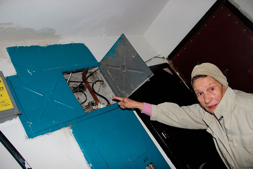 Жительница Железногорска безрезультатно добивается ремонта крыши над своей квартирой