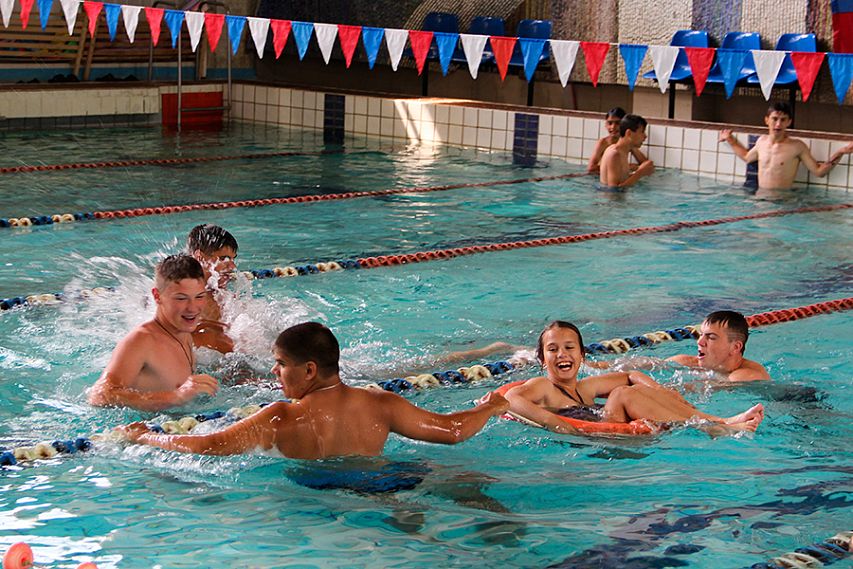 Воспитанники детского дома в Новоандросово побывали на празднике в бассейне «Нептун»