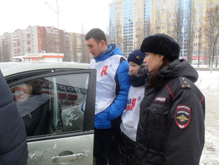 Железногорские полицейские вместе с молодежью города проверили доступность парковочных мест для инвалидов