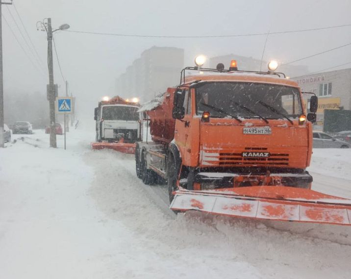 В Железногорске коммунальные и дорожные службы из-за снегопадов перешли на круглосуточный режим работы