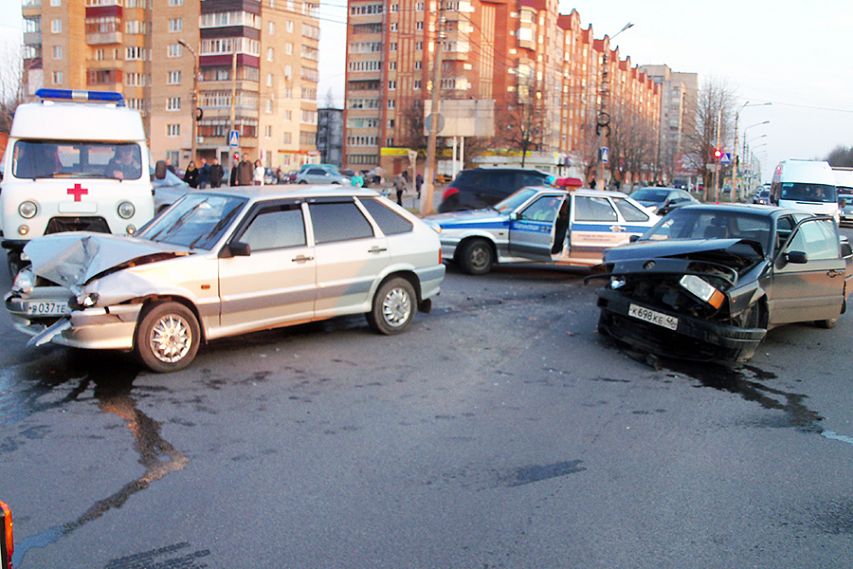 В Железногорске на перекрёстке столкнулись два автомобиля