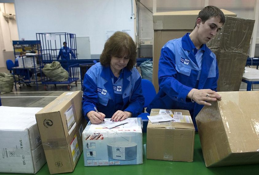 Любителям интернет-покупок: «Почта России» будет взимать пошлины на посылки, поступающие из зарубежных онлайн-магазинов