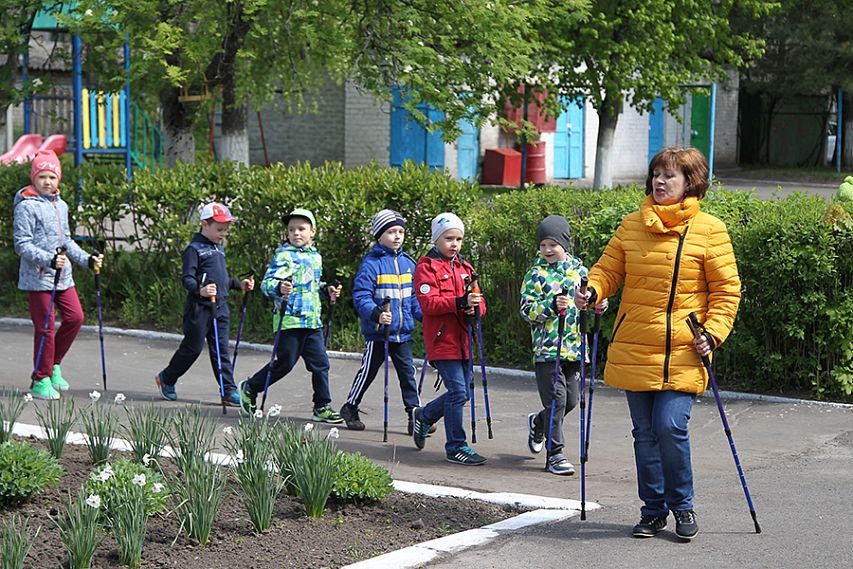Воспитанники железногорского детского сада №5 учатся скандинавской ходьбе