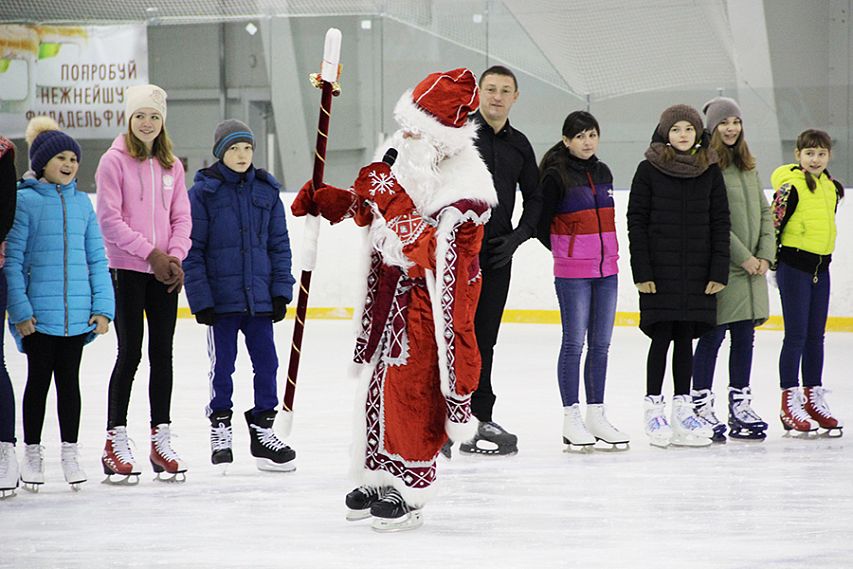 В Железногорске полицейский Дед Мороз устроил гонки на льду 