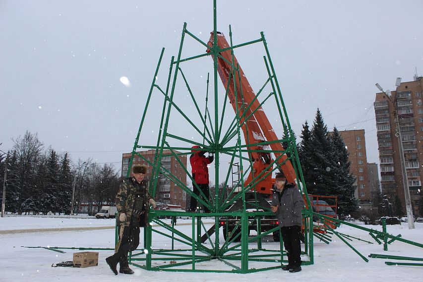 В Железногорске приступили к установке главной новогодней елки
