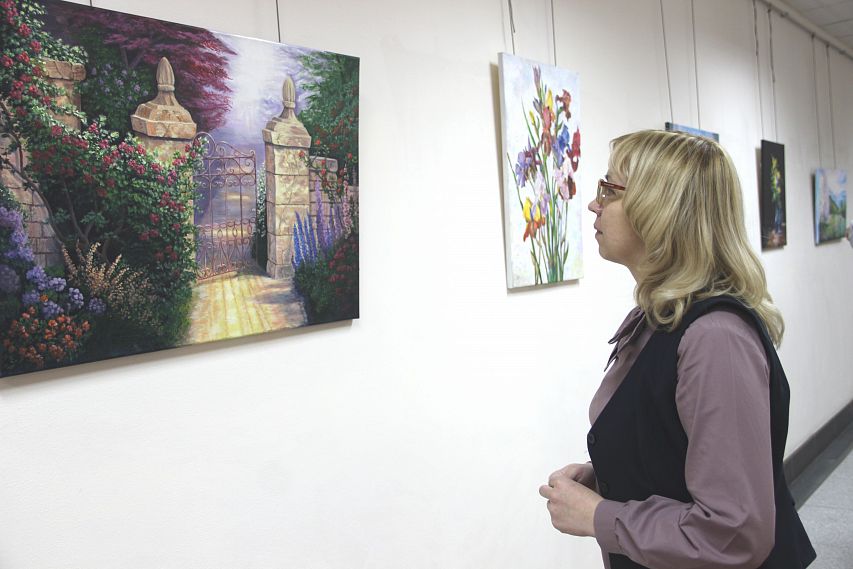 В управлении Михайловского ГОКа открылась новая выставка картин