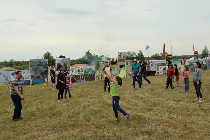 Сотни любителей спорта и активного отдыха собрались под Железногорском на ежегодном турслёте