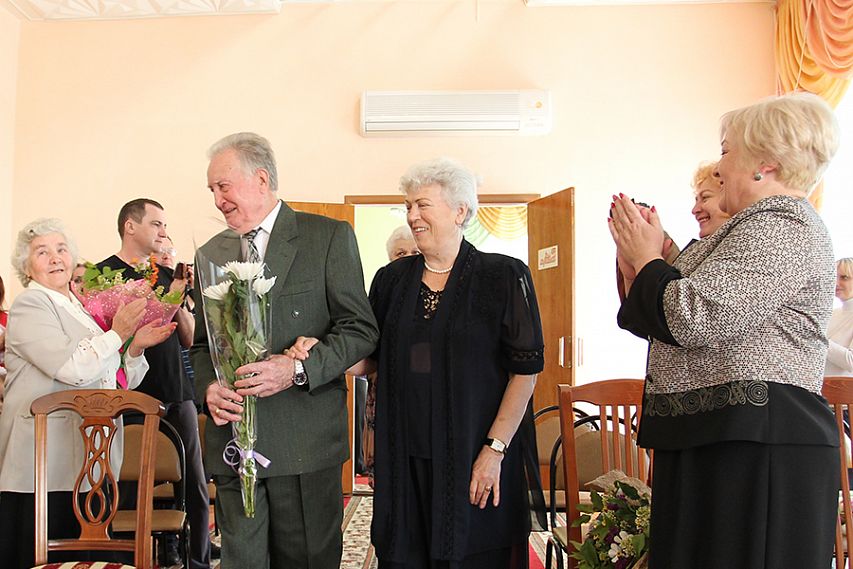 Накануне международного Дня семьи в железногорском ЗАГСе с юбилеем свадьбы поздравили «золотых» молодожёнов
