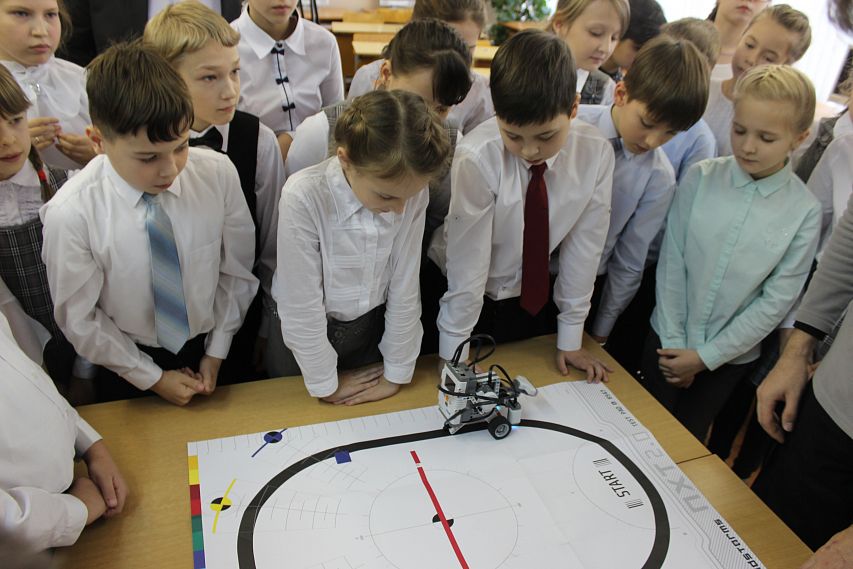 Час кода. В железногорской гимназии №1 дети собирали виртуальные сокровища и изучали роботов