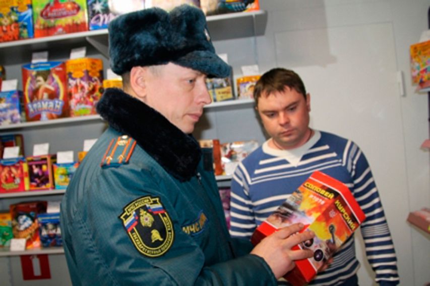 В Железногорске сотрудники МЧС проверили магазины пиротехники