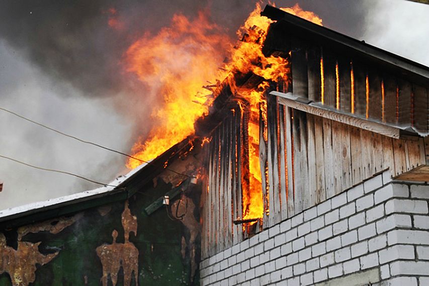 В Железногорском районе сгорел кирпичный дом