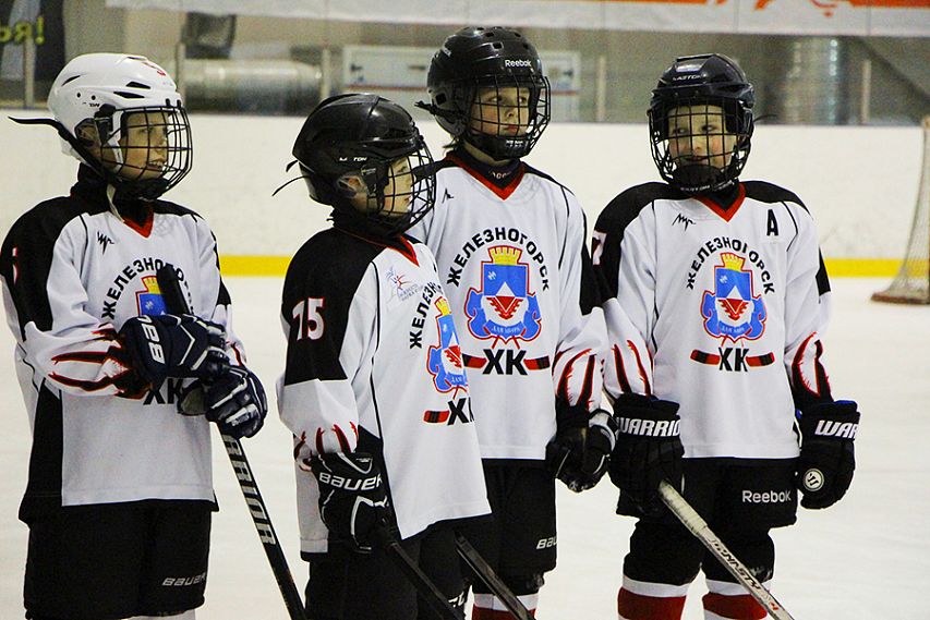 Юные железногорцы вошли в пятёрку лидеров межрегионального турнира по хоккею
