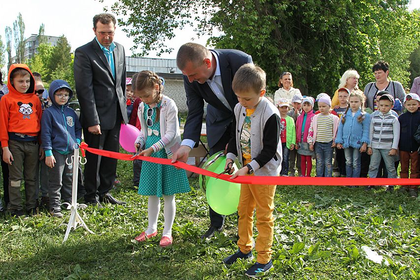 В Железногорске во дворе дома № 12/4 по улице Мира открыли новый детский игровой комплекс