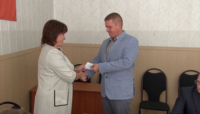 Депутатам Железногорской городской Думы вручили удостоверения соответствующего образца 