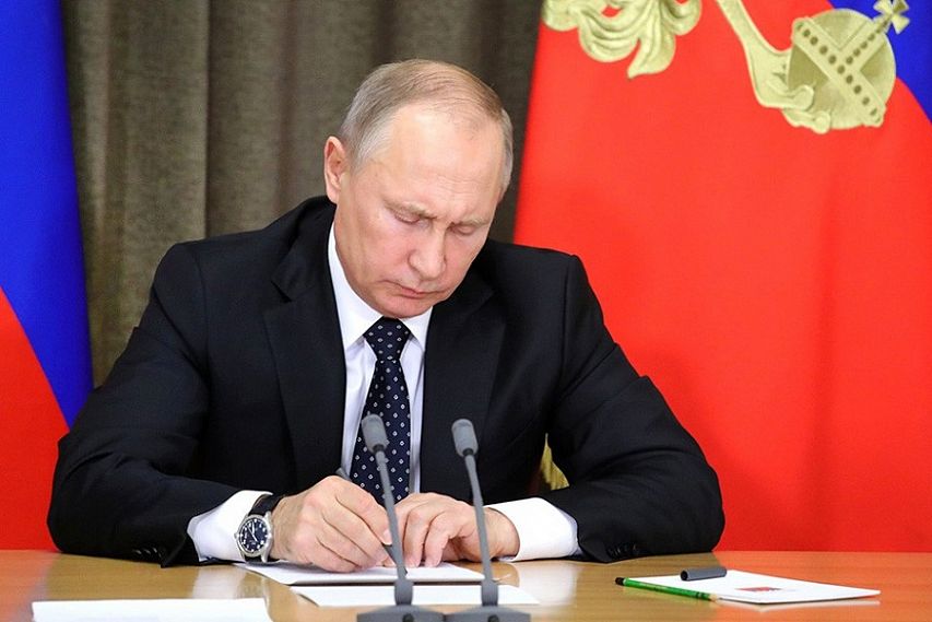 Владимир Путин подписал закон, который позволит железногорцам оплачивать госуслуги напрямую через МФЦ