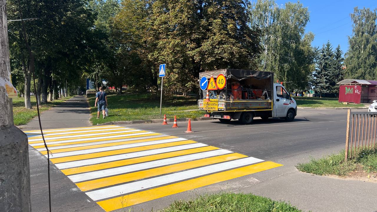 В Железногорске на пешеходных переходах обновляют дорожную разметку 