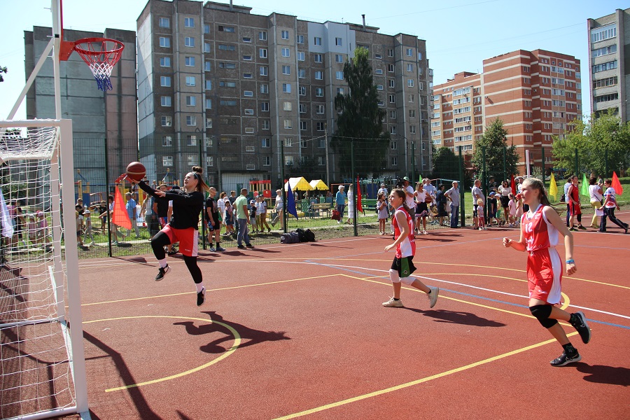 В Железногорске открыли многофункциональную спортплощадку 