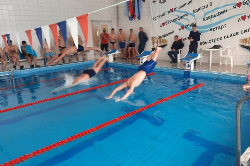 Железногорские спасатели взяли "серебро" в соревнованиях по плаванью