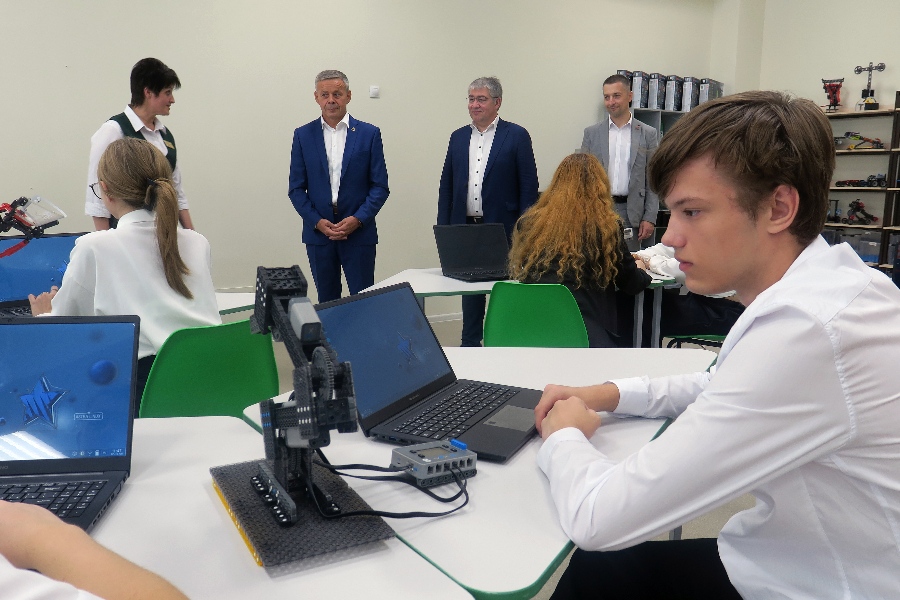 В Железногорской школе №14 открыли центр цифрового образования «IT-куб»