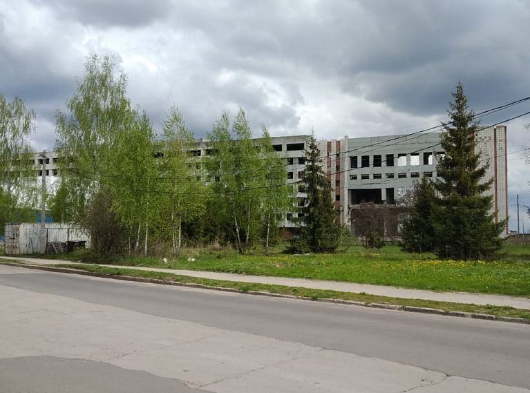 В Железногорске, упав с руин завода «Кристалл», погибла 7-летняя девочка