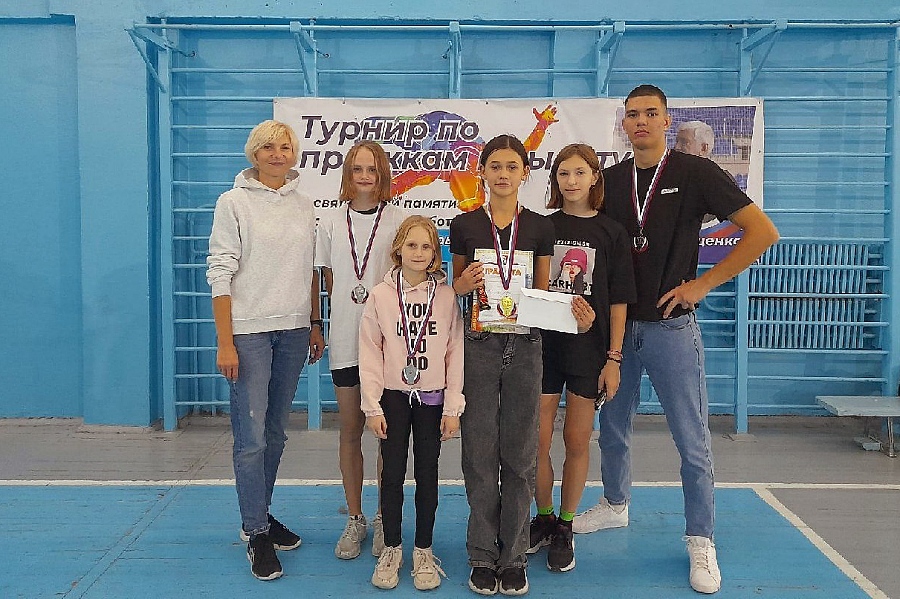 В Железногорске прошёл турнир по прыжкам в высоту памяти тренера и журналиста Геннадия Геращенко  