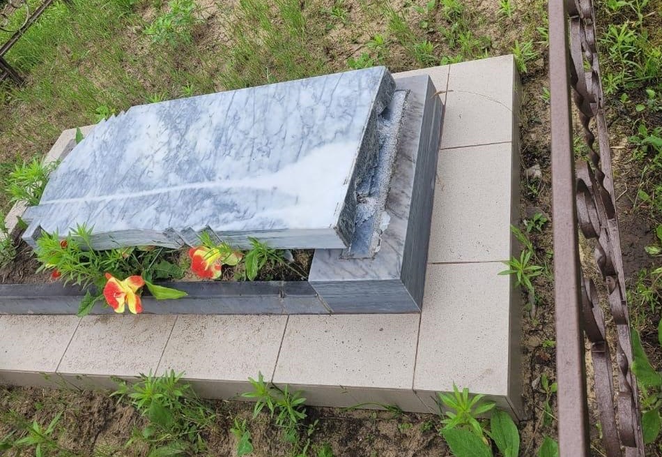  На кладбище «Большой Дуб» вандалы разрушили захоронения