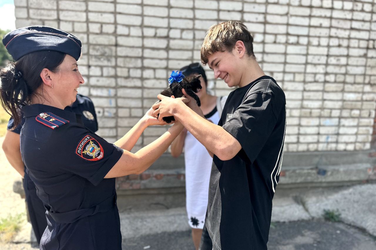 В Железногорске полицейские подарили подростку четвероногого друга 