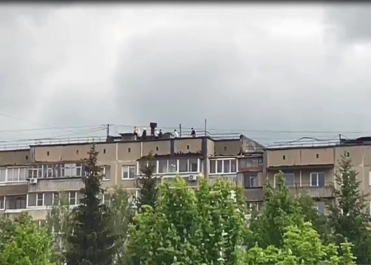 В Железногорске подростки прогуливались по крыше многоэтажки