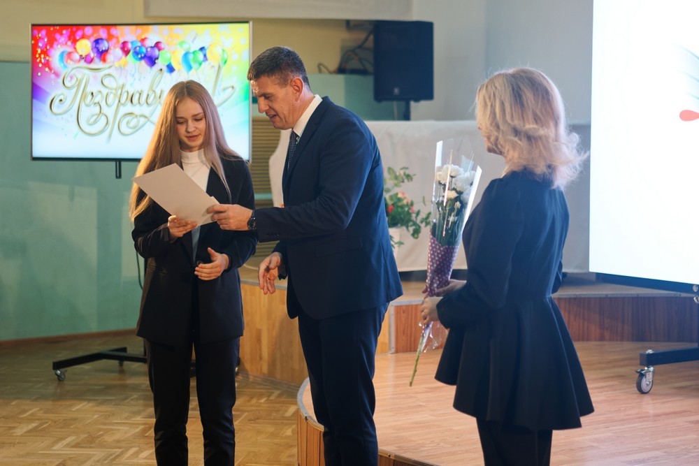 Железногорские педагоги и школьники получили премии и стипендии Металлоинвеста