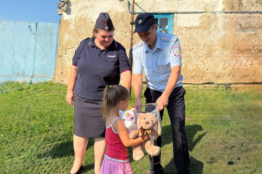 В Железногорском районе правоохранители и волонтёры поддержали семьи с маленькими детьми