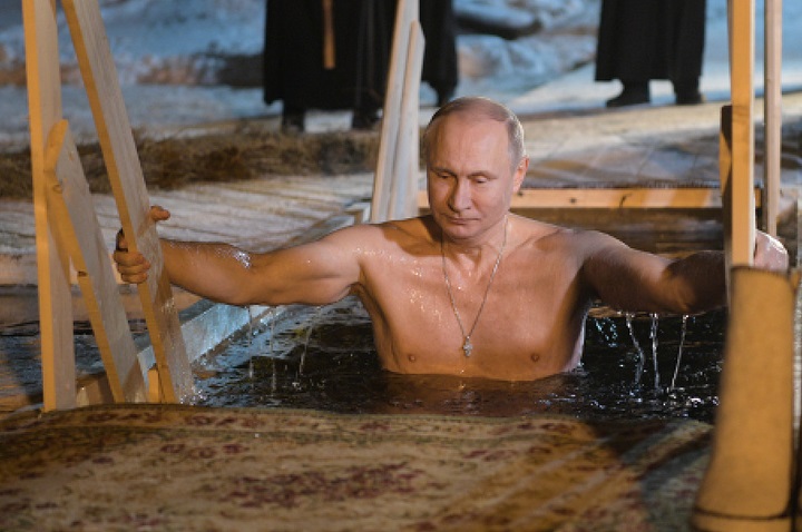 На Крещение президент России Владимир Путин окунулся в иордань