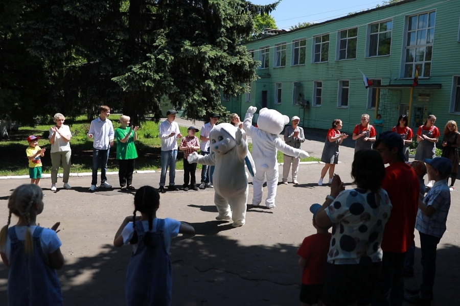 Волонтёры Михайловского ГОКа подарили детям подарки и хорошее настроение