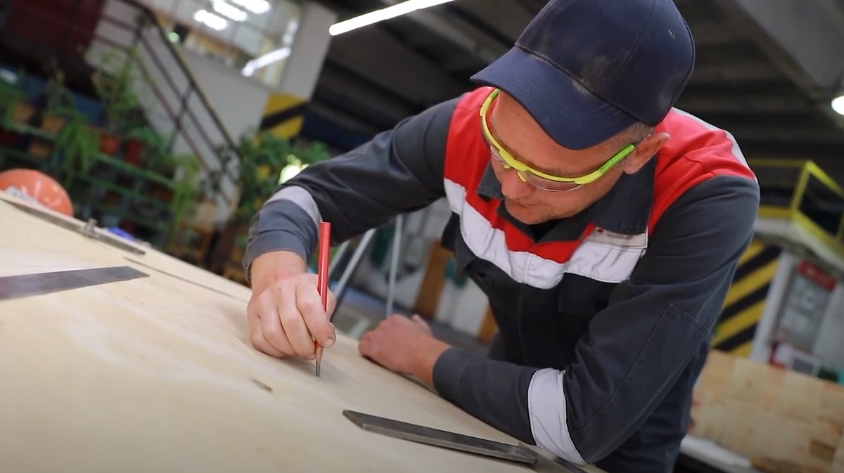 Модельщик по деревянным моделям. Модельщик. Профессия модельщик. Павел куликов гжель завод. Модельщик.