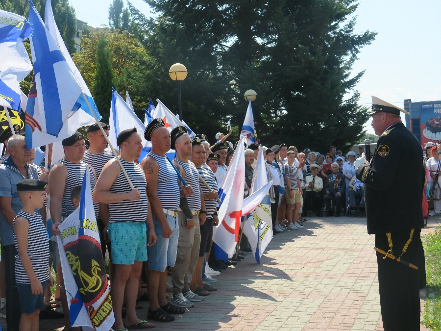 В День Военно-морского флота в Железногорске установили якорь и провели парад тельняшек