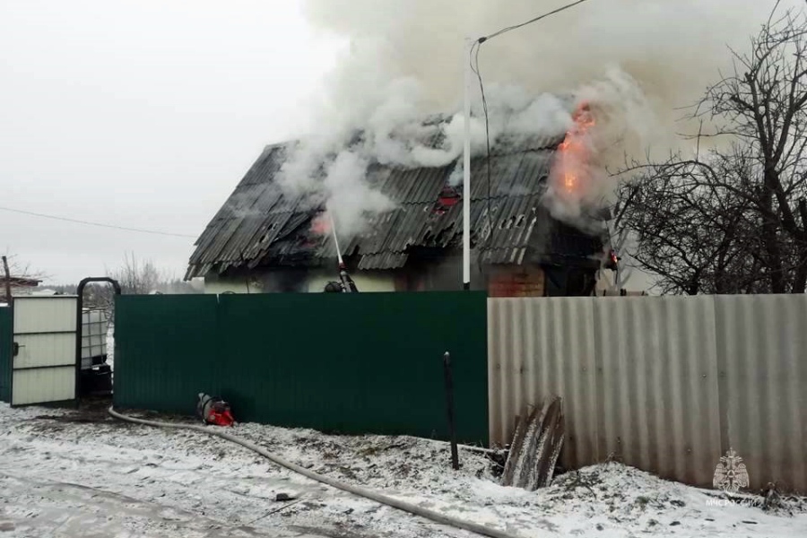 Железногорские пожарные помогли тушить загоревшийся дом в соседней  Орловской области 