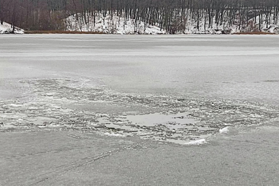 Железногорец провалился под лёд на городском водохранилище в районе кафе-отеля «Причал»