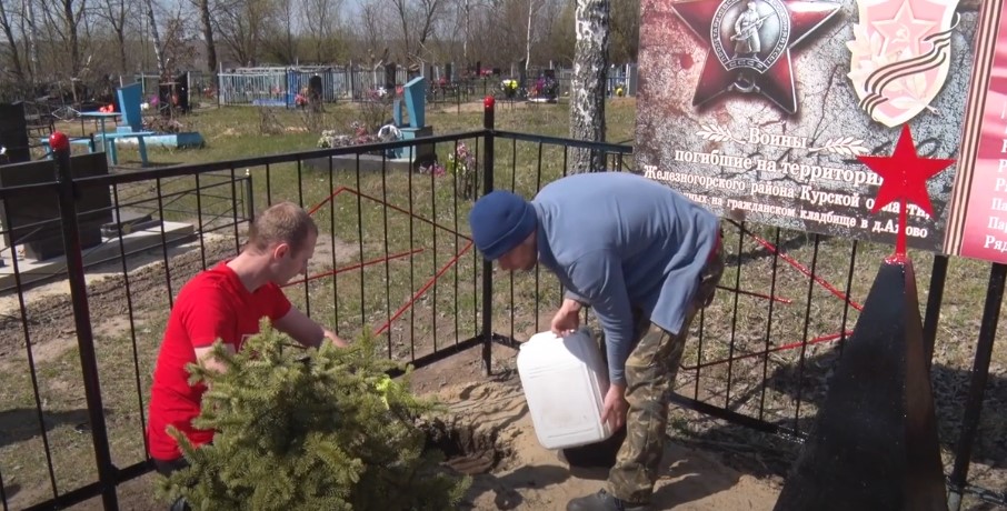 Братская могила в деревне Ажово и волонтеры Михайловского ГОКа