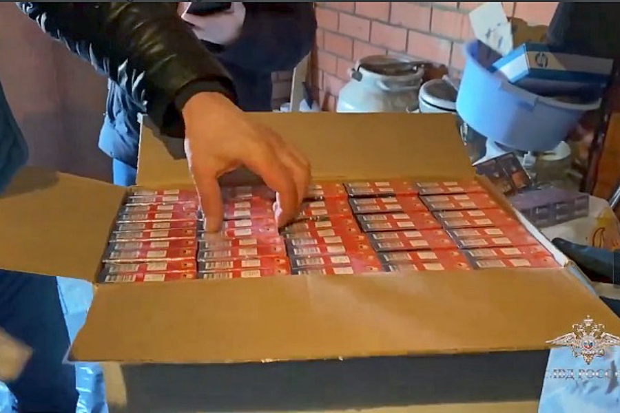 Трёх жителей Железногорска обвиняют в изготовлении и сбыте табачной продукции без маркировки 