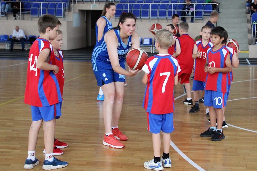 Баскетболистки курского «Динамо» провели мастер-класс для юных спортсменов Железногорска