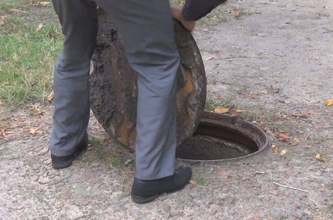 Железногорские полицейские задержали мужчину, укравшего крышки от канализационных люков